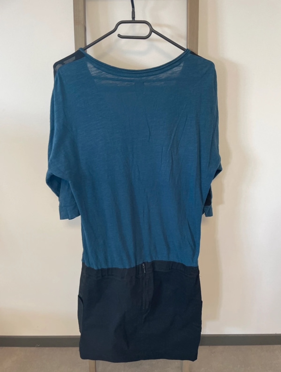 MPER23 robe bleu et noir manches longues, DOS