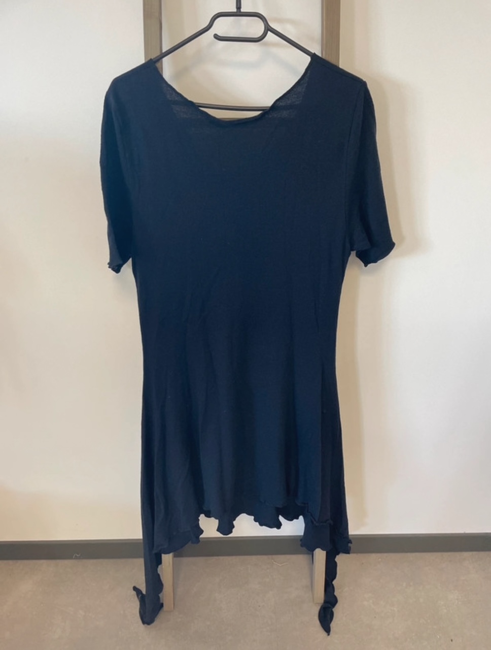 MPER29 robe asymetrique noire en mailles, DOS