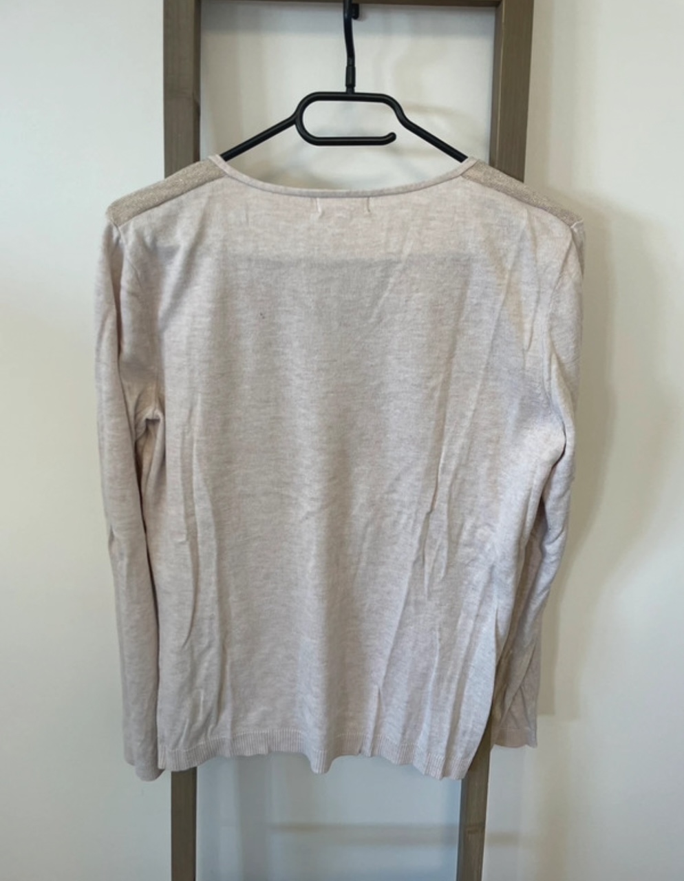 MPER32 pull beige et dore col V, grain de malice, DOS