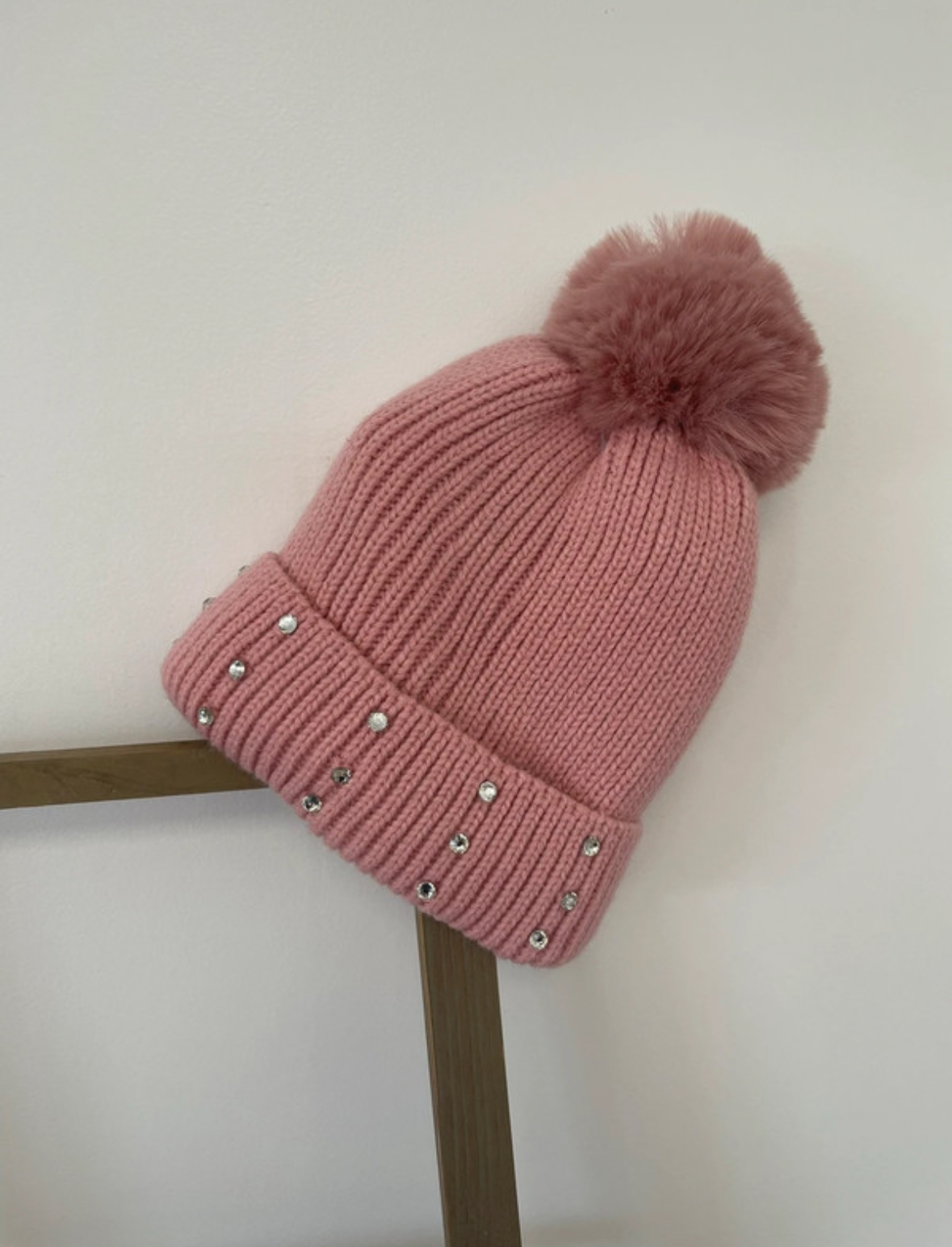 Bonnet rose avec strass et pompoms