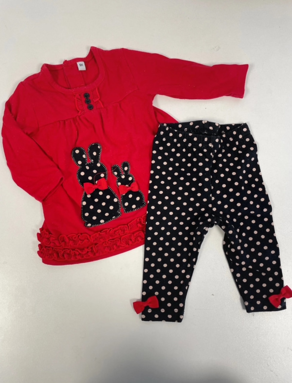 Ensemble rouge et noir à pois, 6 mois