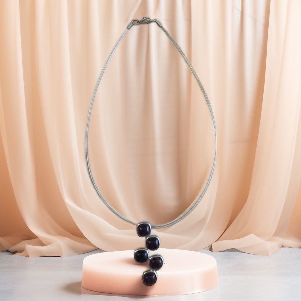 Collier en acier avec perles colorées