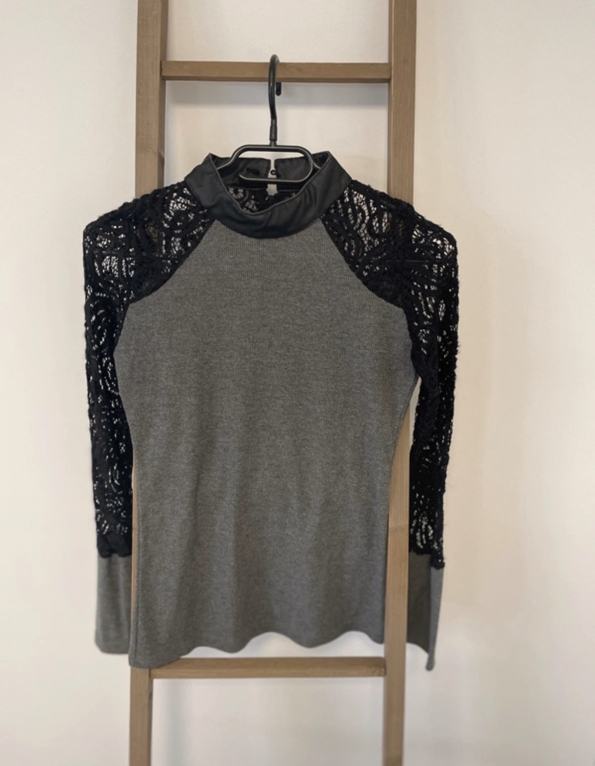 Top gris à manches en dentelle, M