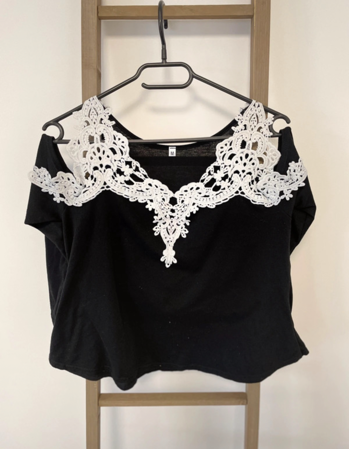 Blouse noire avec dentelle blanc, M