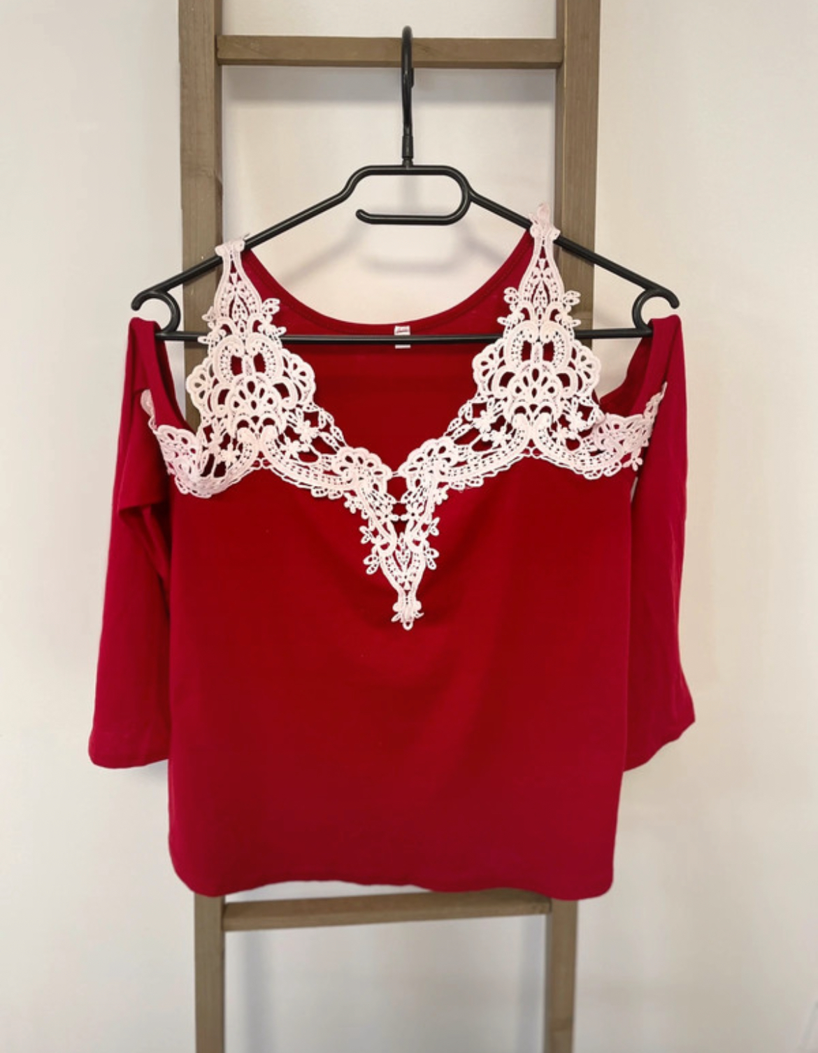 Top rouge avec crochet blanc, M