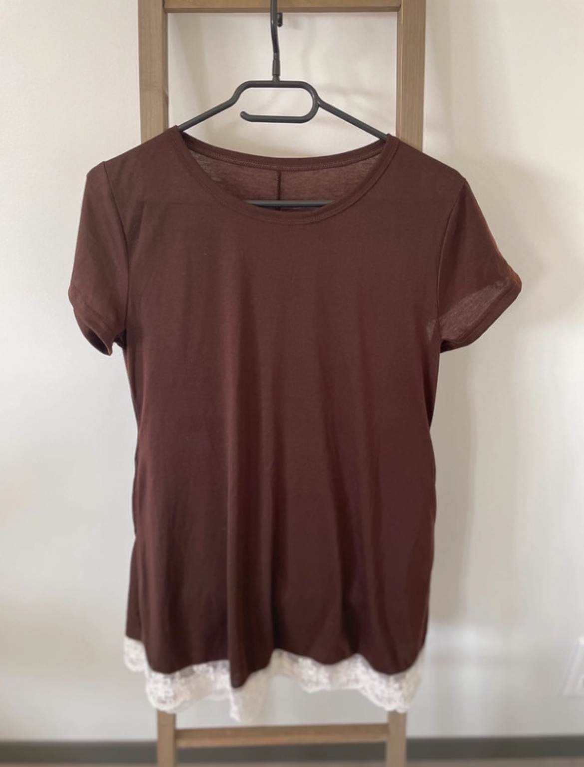 Robe marron et dentelle blanche, 40
