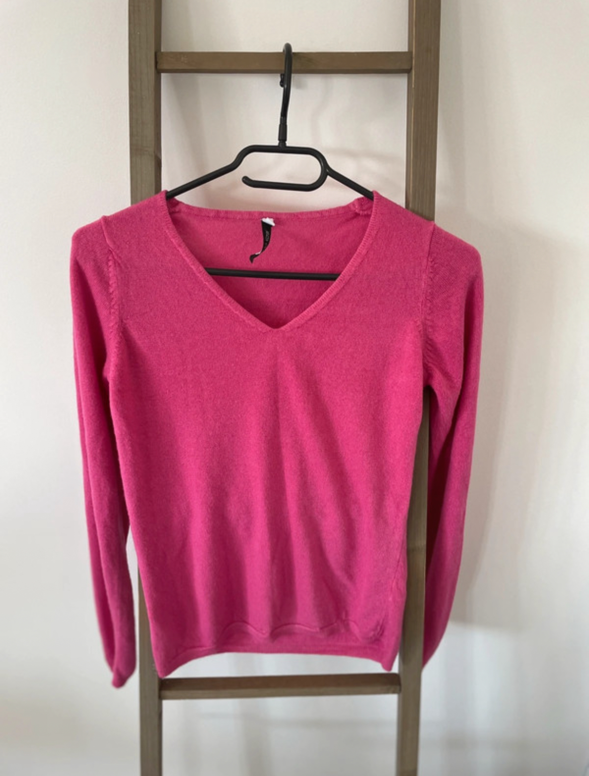 Pull rose col V, Anna Karel, S