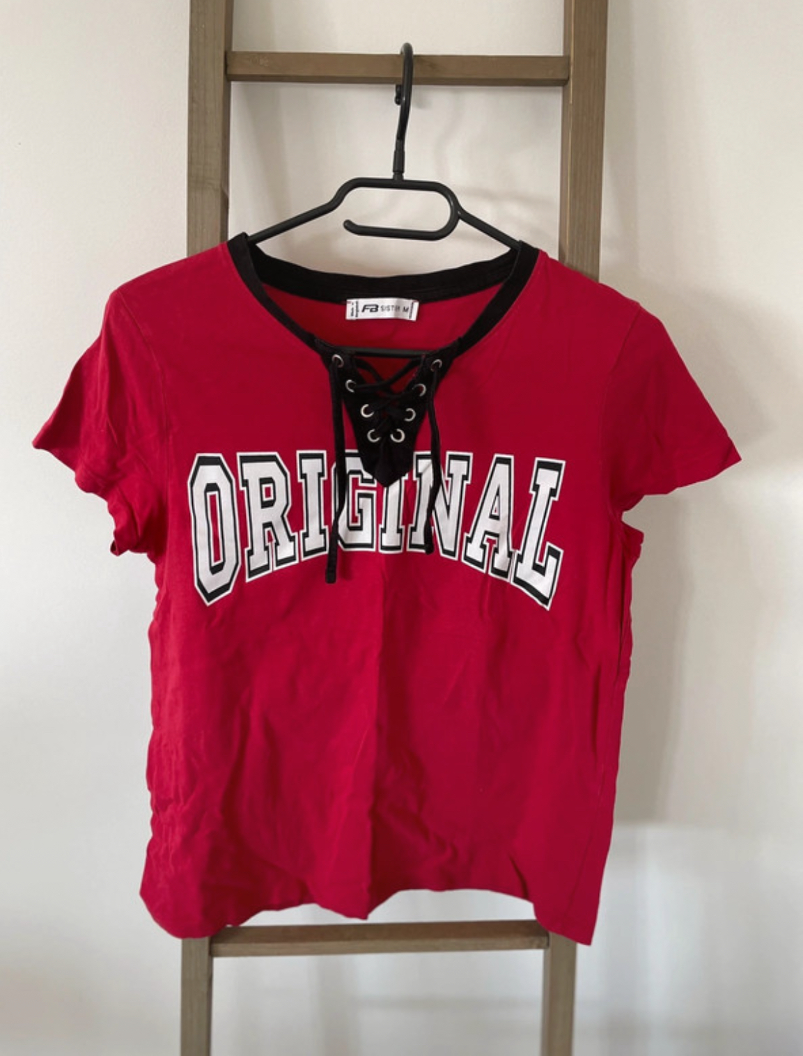 Tshirt rouge et laçage noir, Fb Sister, M