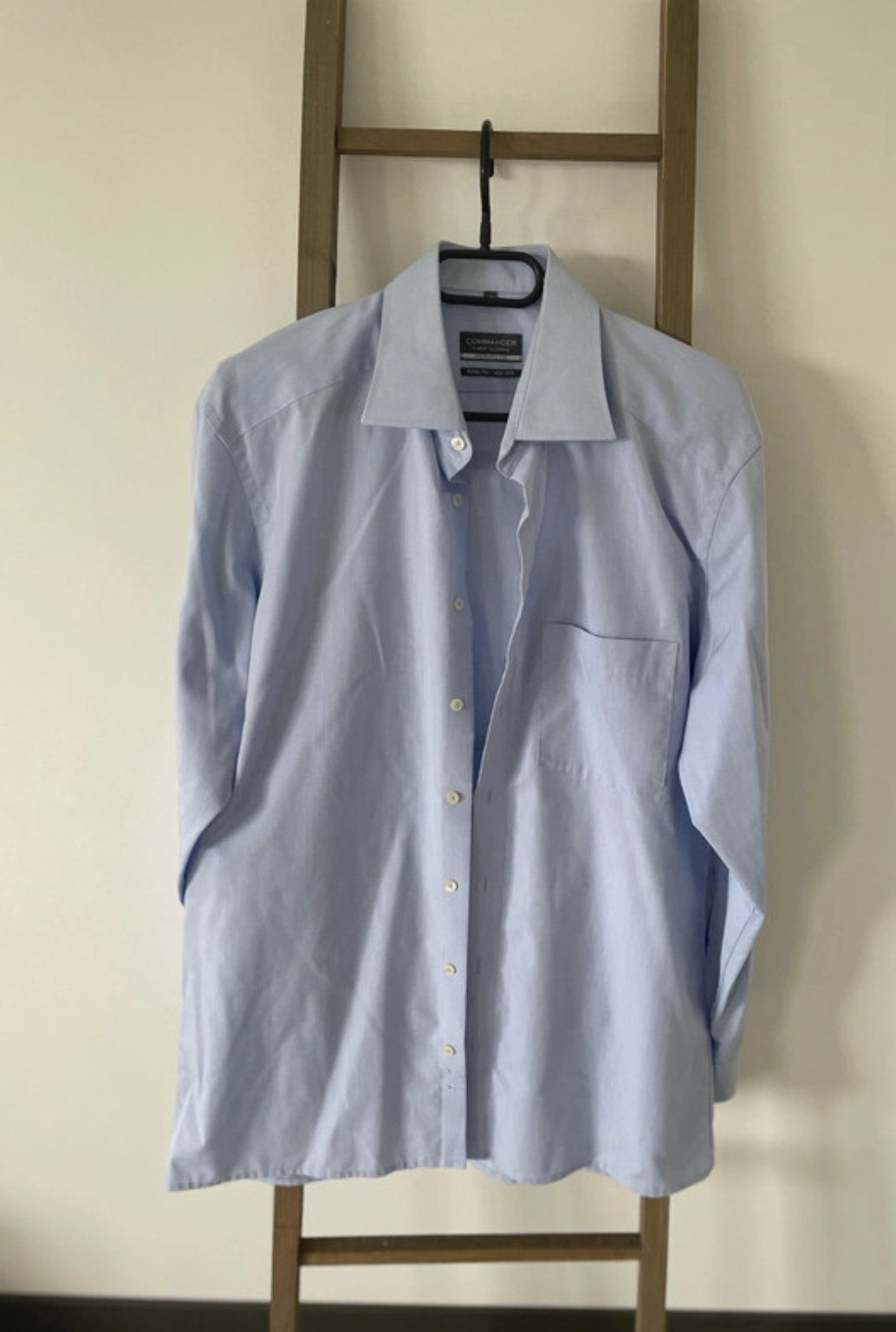 Chemise bleu ciel, Commander, L