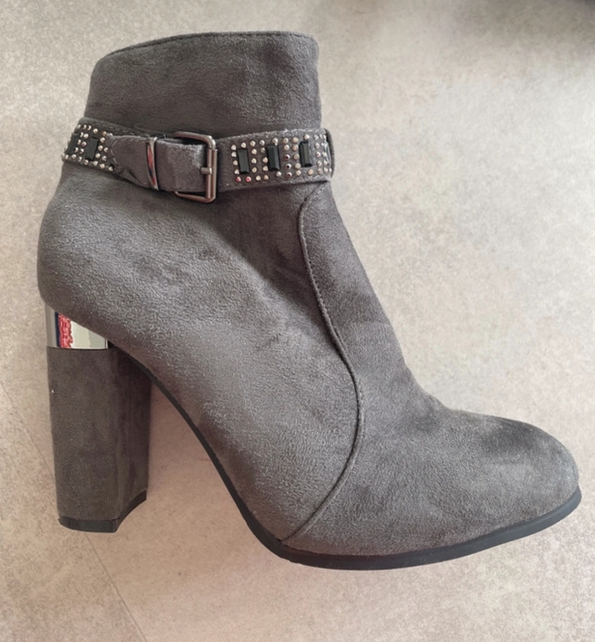 Bottines grises avec sangle, 40