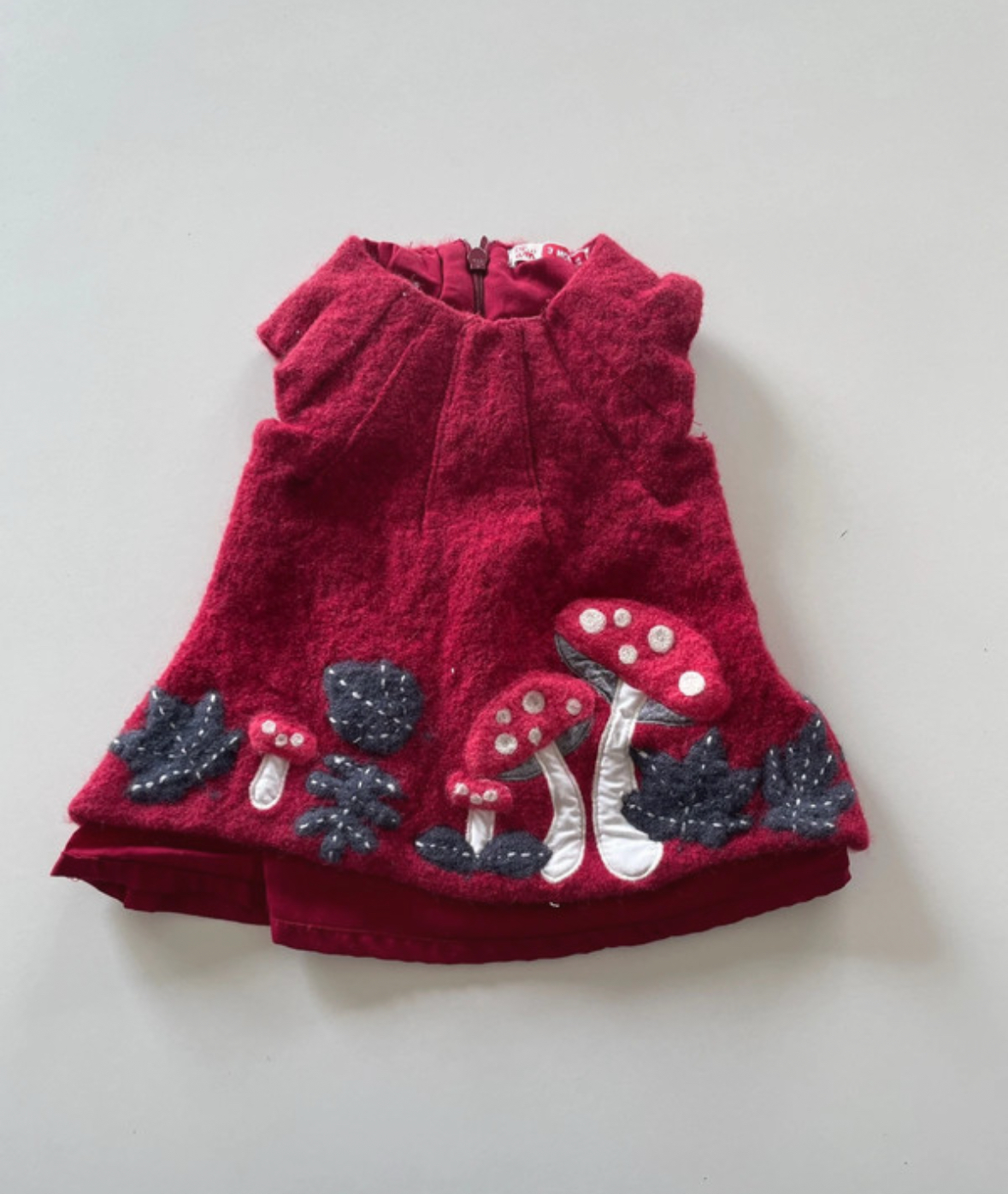 Robe rouge, DPAM, 3 mois