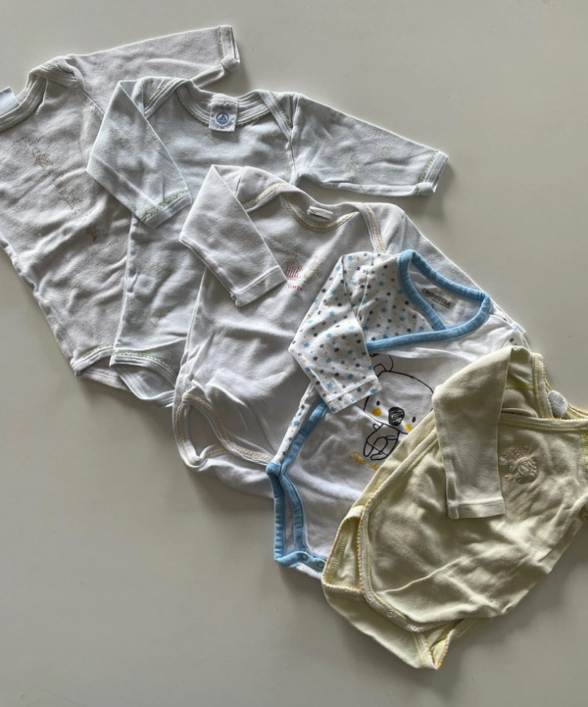 Lot de 5 bodies neutres, manches longues, multimarques, 3 mois