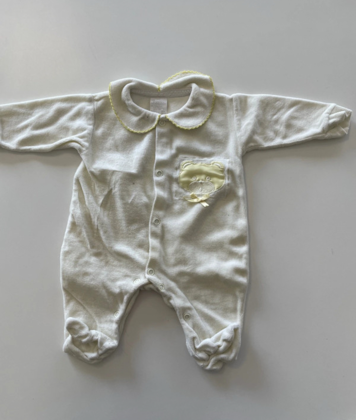 Pyjama jaune pâle, 1 mois