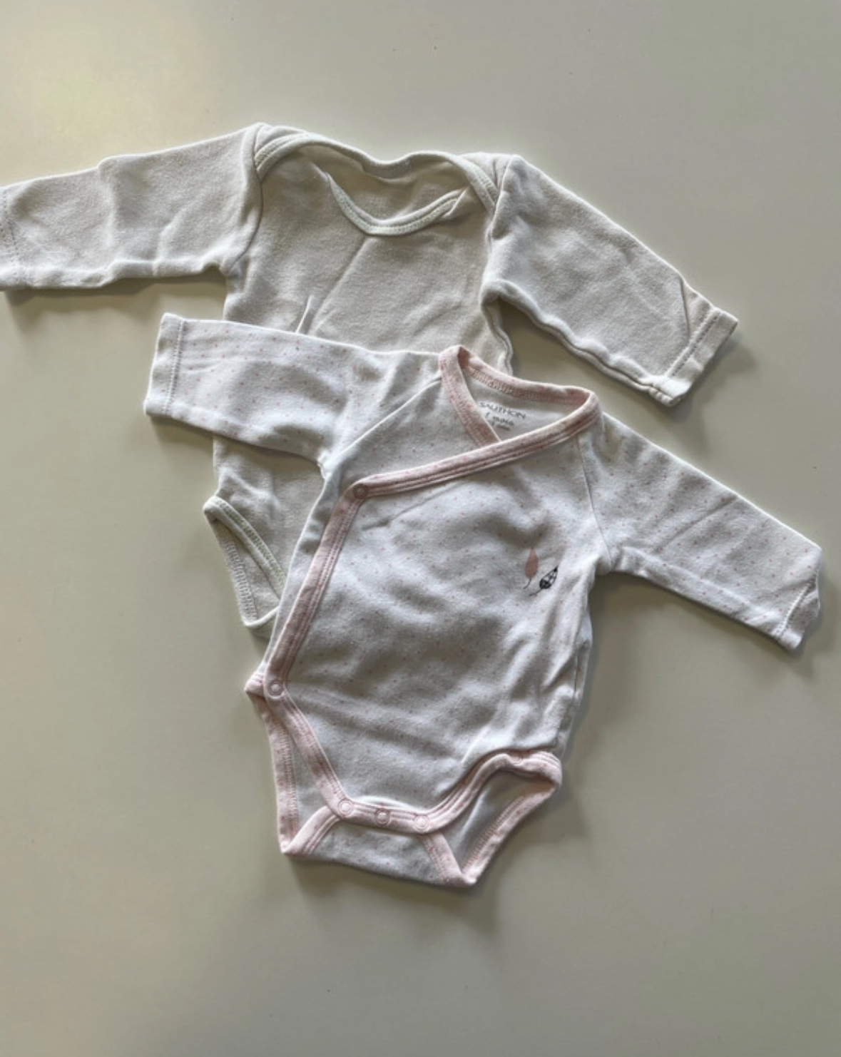 Lot de 2 bodies Sauthon, 1 mois