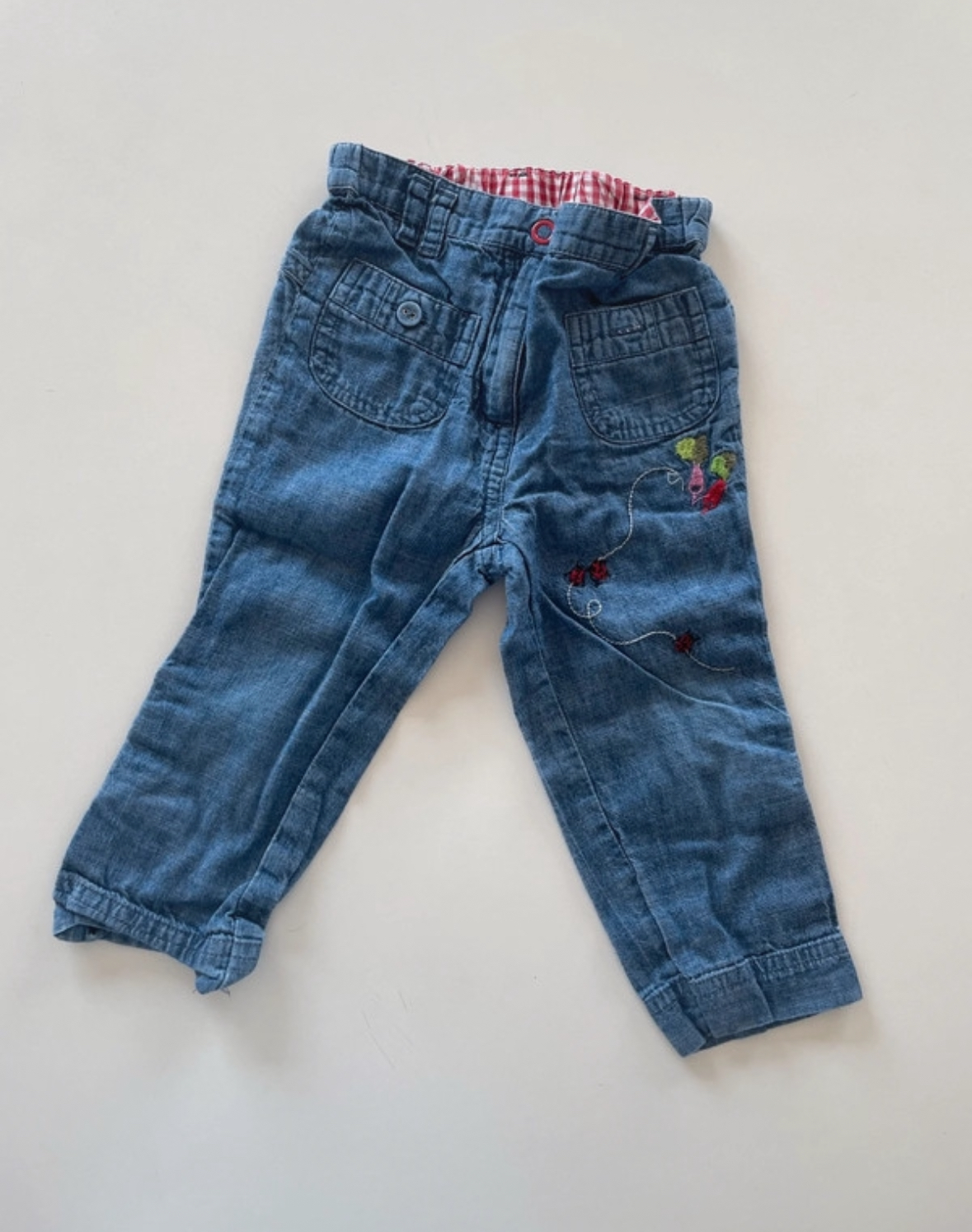 Jean bleu avec fleurs, Dpam, 18 mois