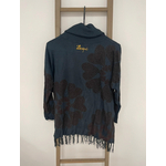 MBLA163 PULL COL ROULE BLEU AVEC GROSSE FLEUR ROSE DESIGUAL L DOS