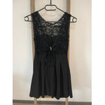 CMEN47 robe noire sans manche dentelle et jupe plissée dos nu, S, DOS