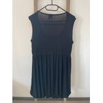 CADD12 robe noire sans manche avec jupe plissee, DOS