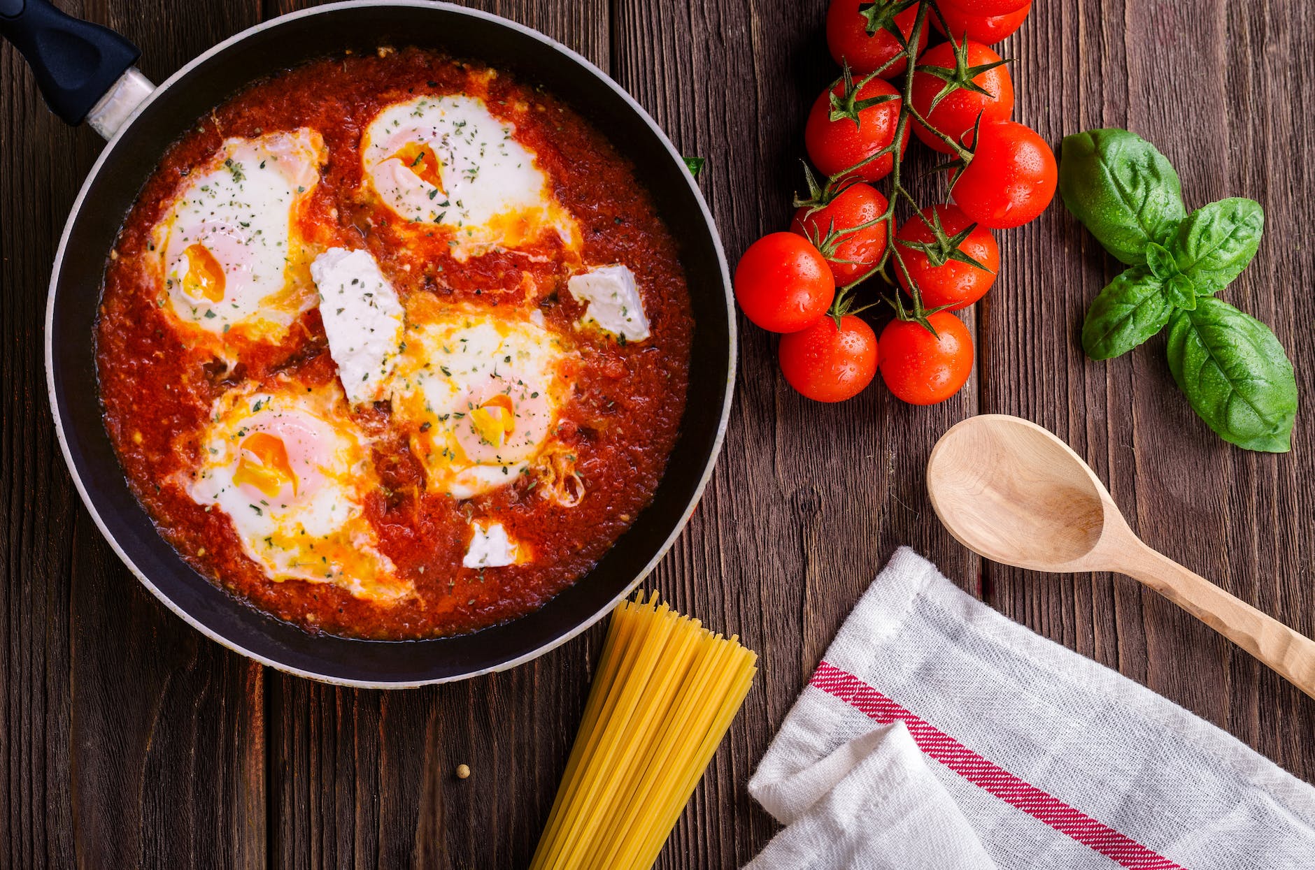 Sauce Tomates Fraiches aux Poivrons et Aromates de Grèce Recette Traditionnelle Paysanne CHORIATIKI 3