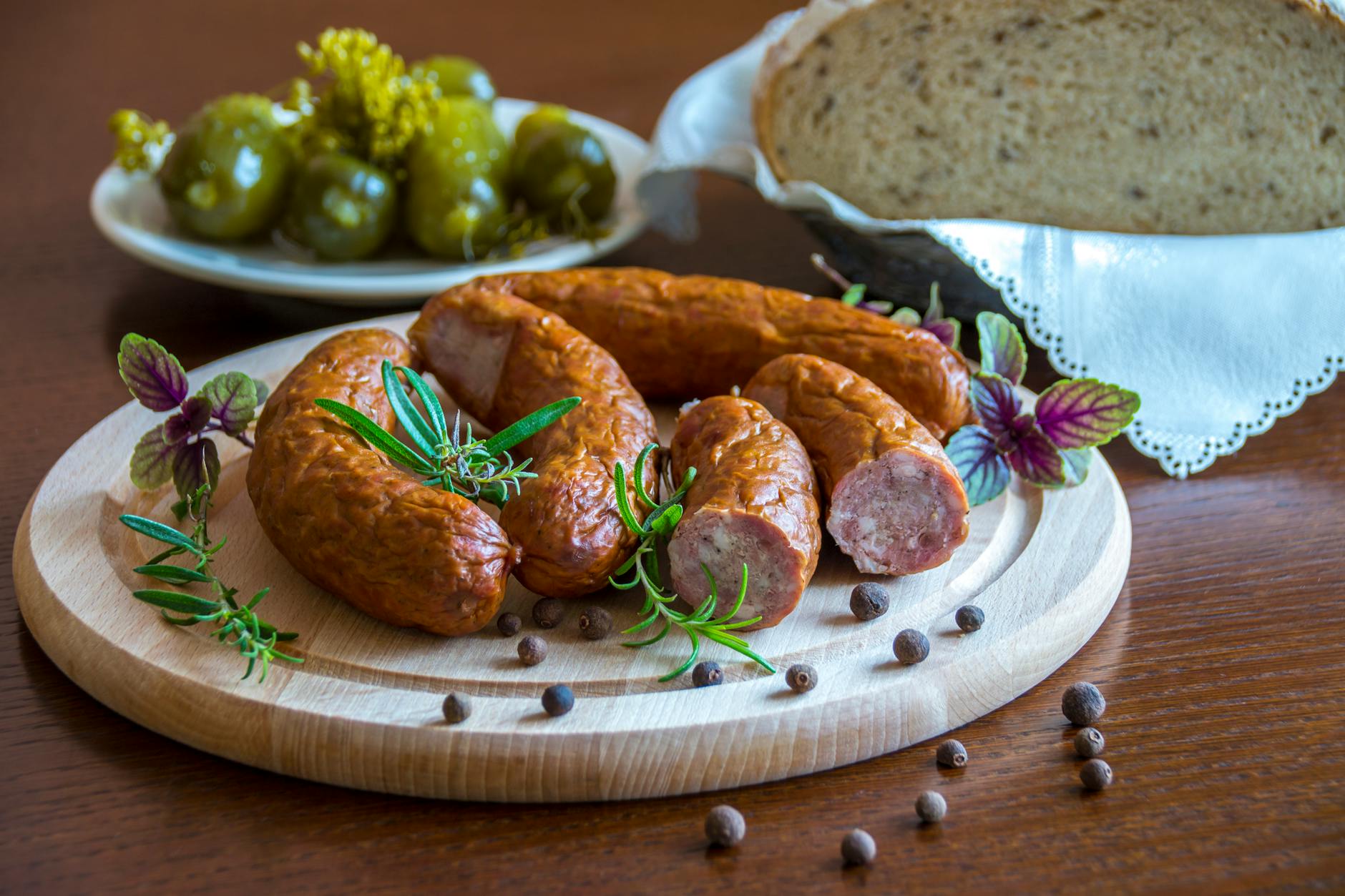 Brown Hotdog Sur Une Plaque Brune