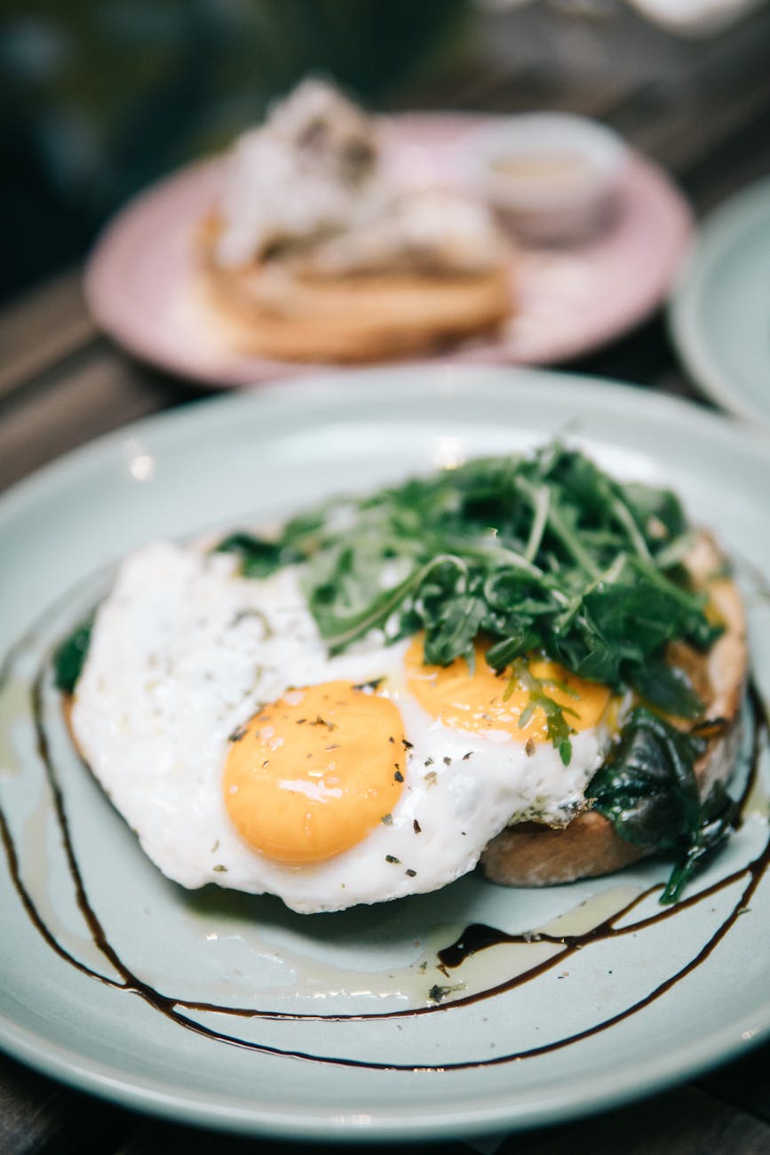 Sunny Side Up Egg Sur Plaque En Céramique Blanche