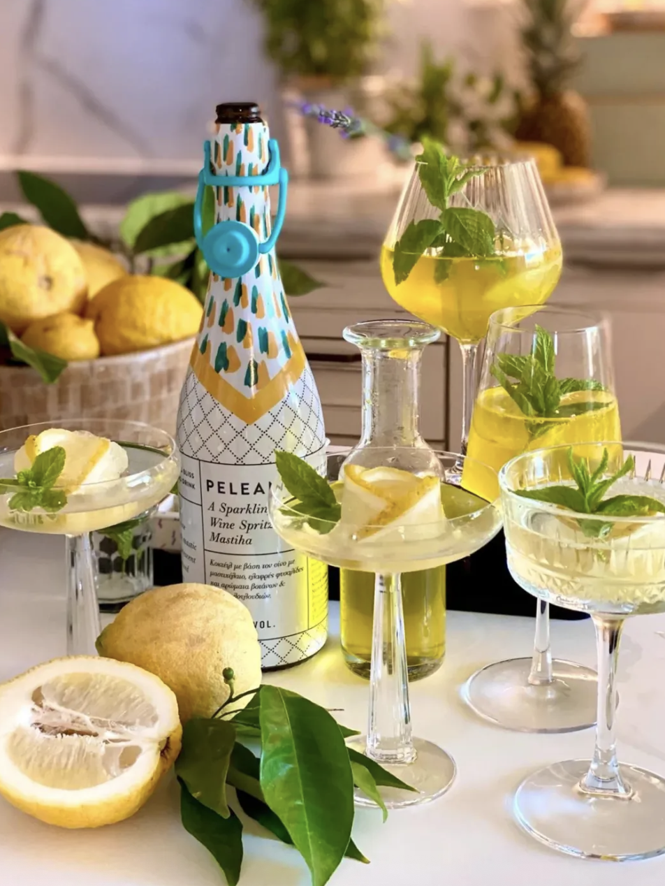 PELEANO MASTIHA Vin effervescent doux et léger élaboré à partir du monocépage grec Savvatiano aux arômes naturels de Mastiha ou Mastic de Lentisque à faible teneur en alcool 750ml 2