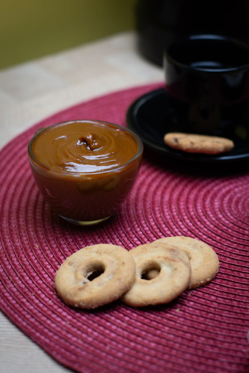 Un cadre réconfortant composé de dulce de leche, de biscuits et de café, parfait pour un après-midi chaleureux à São Paulo