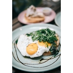 Sunny Side Up Egg Sur Plaque En Céramique Blanche