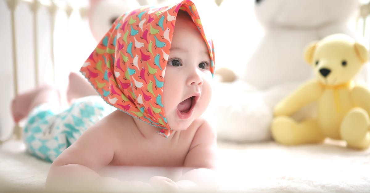 Enfant En Bas âge Portant Un Foulard Au Lit