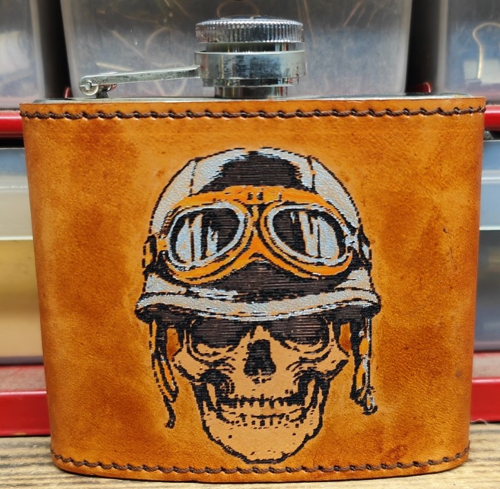 Flasque motard tête de mort