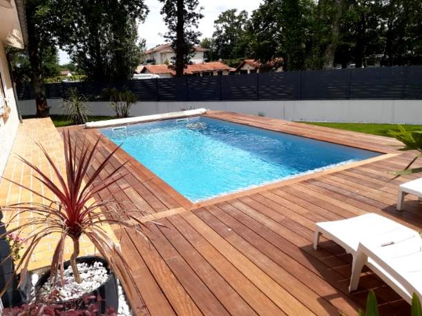 liner bleu avec plage bois