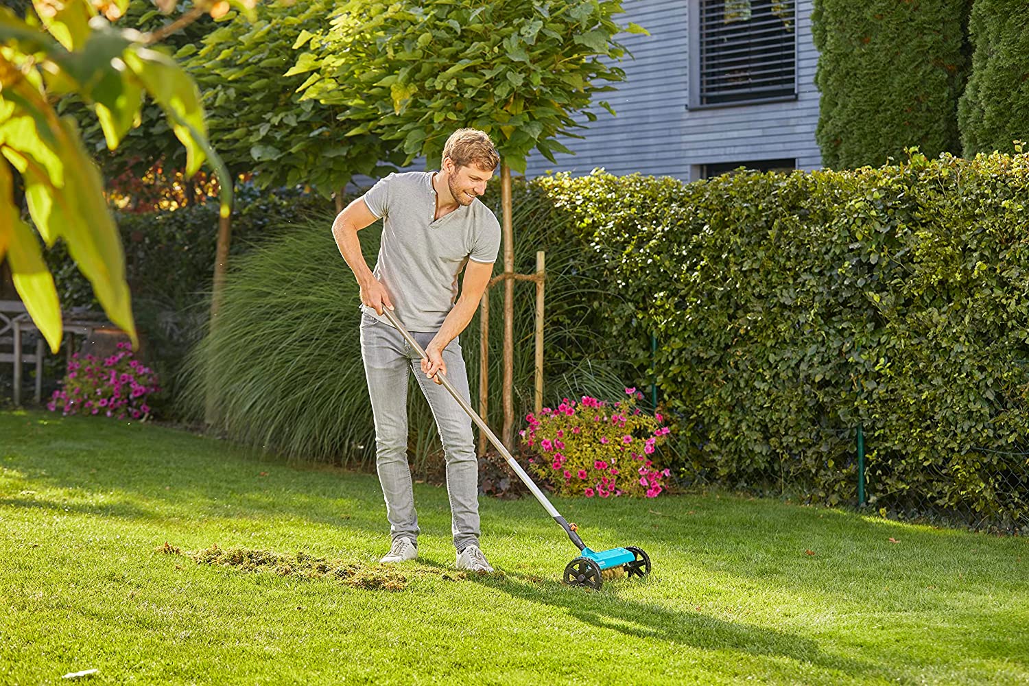 homme-utilisant-un-scarificateur-manuel