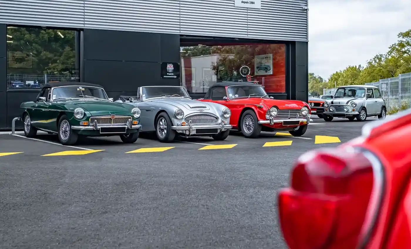 MGB, Austin-Healey 3000, Triumph TR4 et Mini devant le magasin Nostalgic British Cars à Toulouse