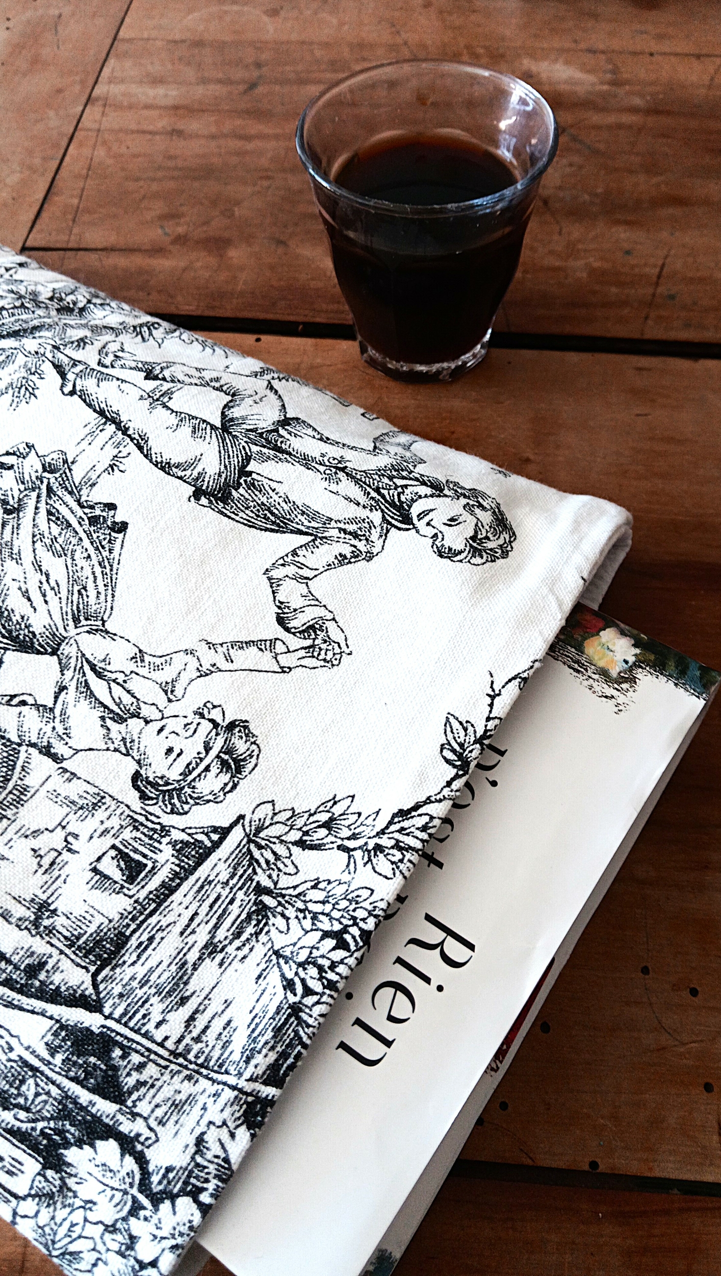 Pochette à livres toile de Jouy noire et roman Rien nest noir Claire Berest