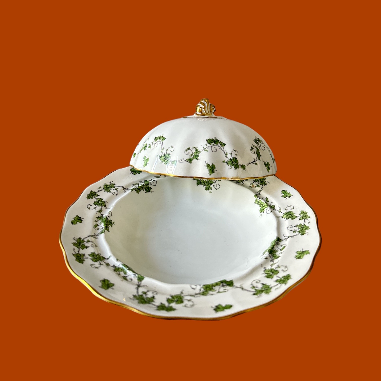 Assiette creuse avec cloche Royal Crown Derby. BroAssRC8. La Route des Rois. Brocante