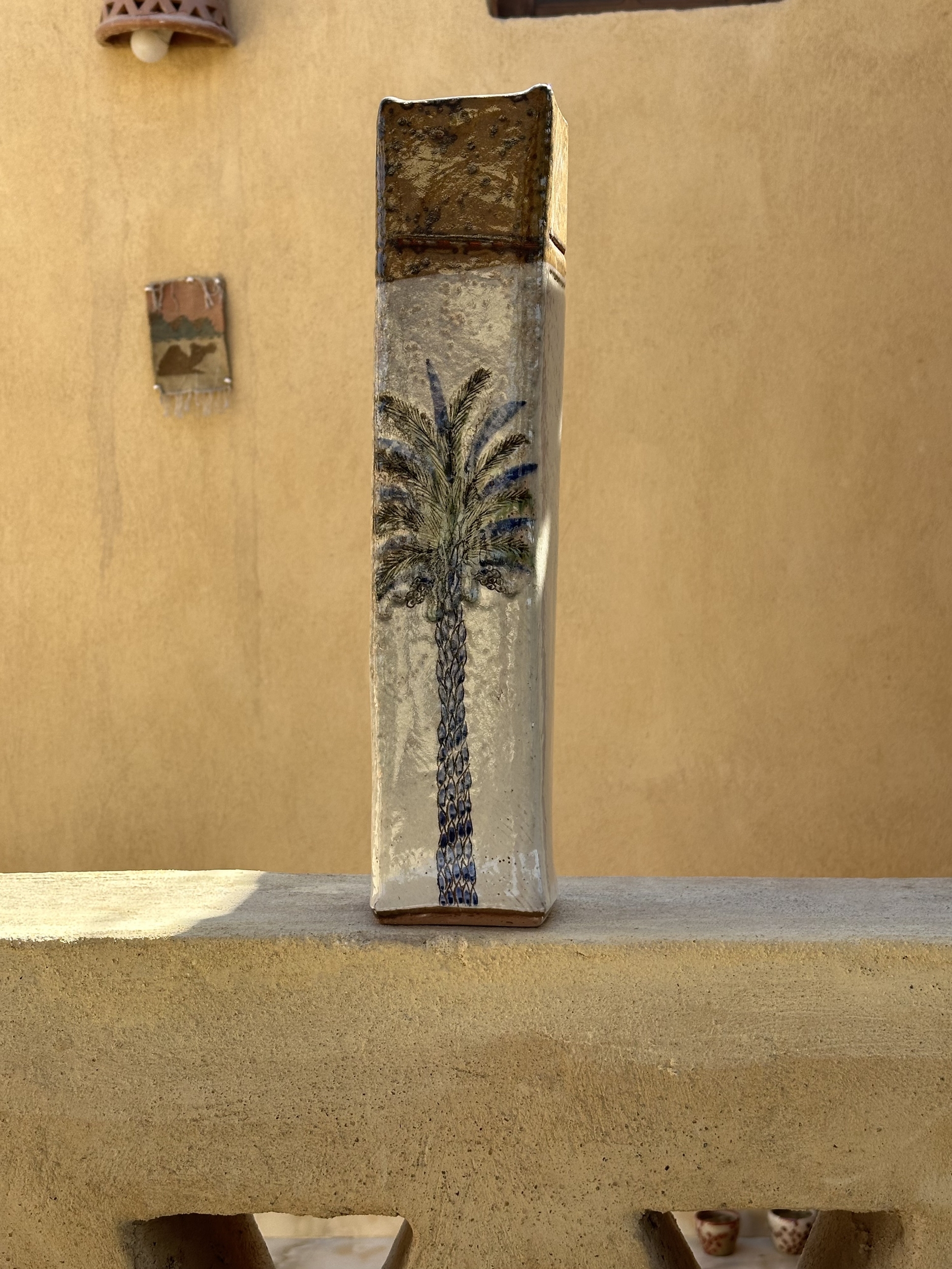 Vase / Sculpture Céramique Ecole du Fayoum. Signé par lartiste. CerVasF1. La Route des Rois. Lifestyle. Céramique du Fayoum