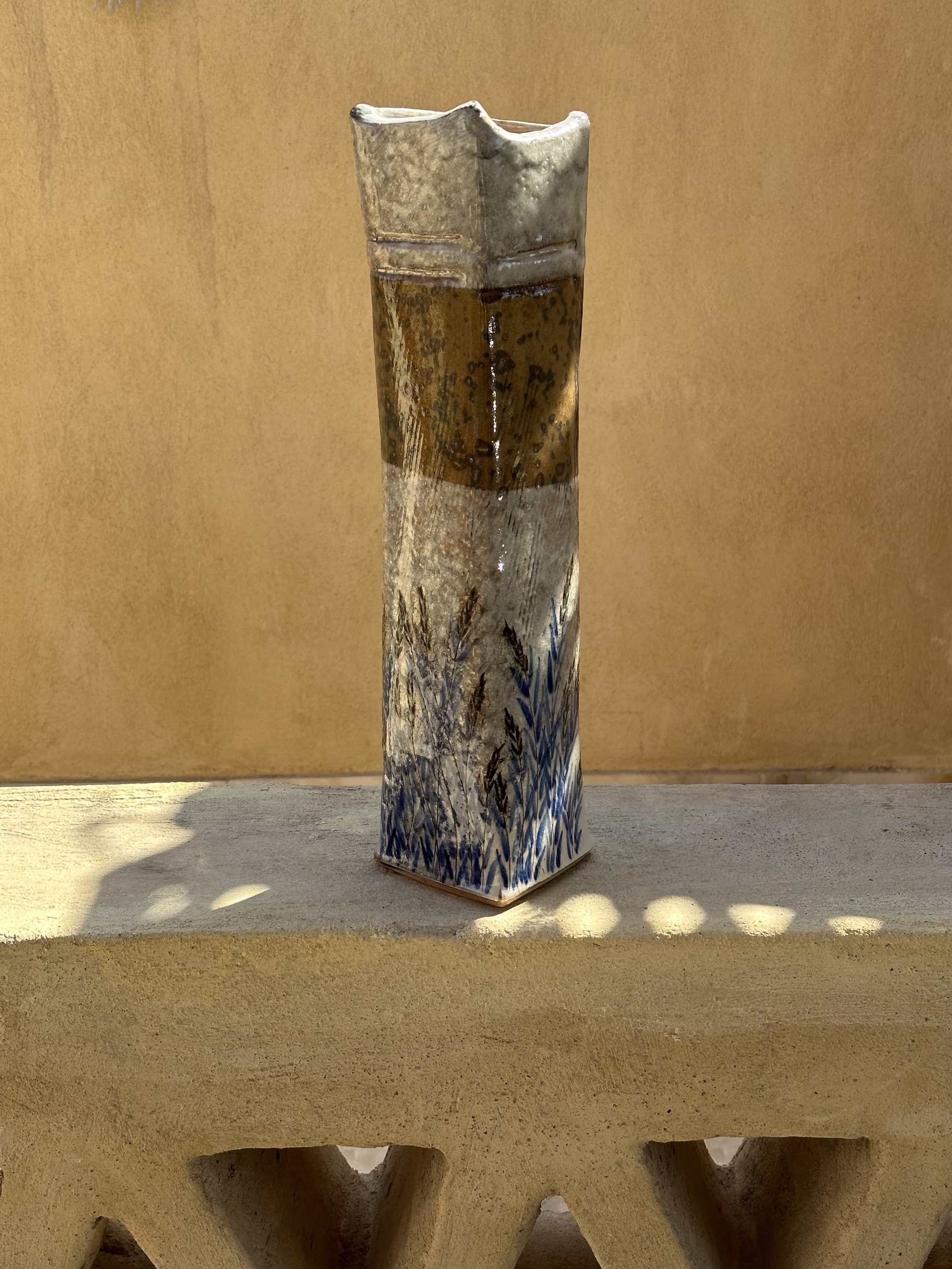 Vase / Sculpture Céramique Ecole du Fayoum. Signé par lartiste. CerVasF2. La Route des Rois. Lifestyle. Céramique du Fayoum