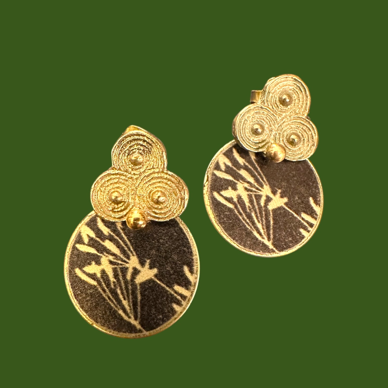 Boucles d\'oreilles Zihla Noires et Cendres. (3x2cm).