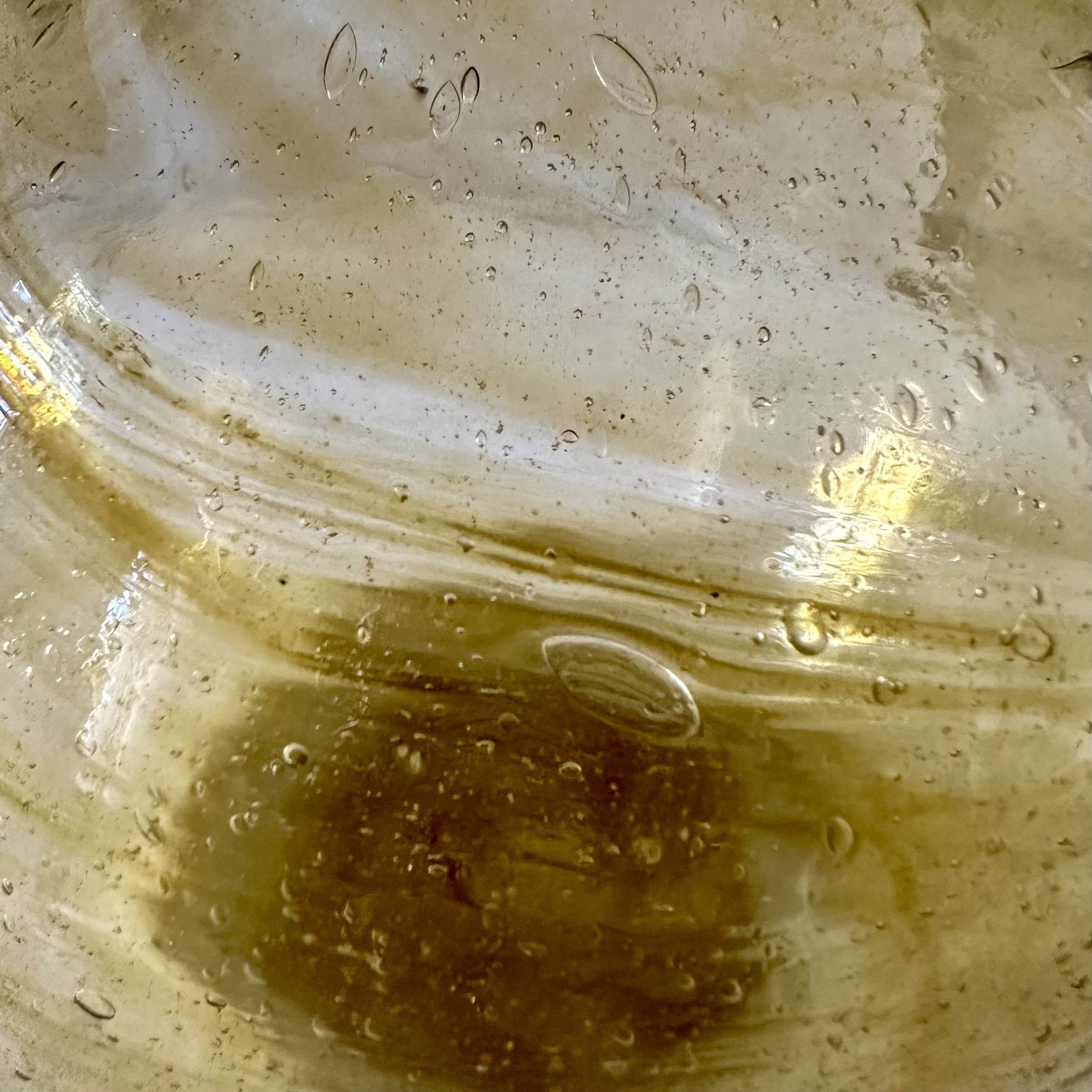 Carafe Mouna verre soufflé Egypte. Jaune doré. La Route des Rois. Lifestyle. Verre soufflé Egypte