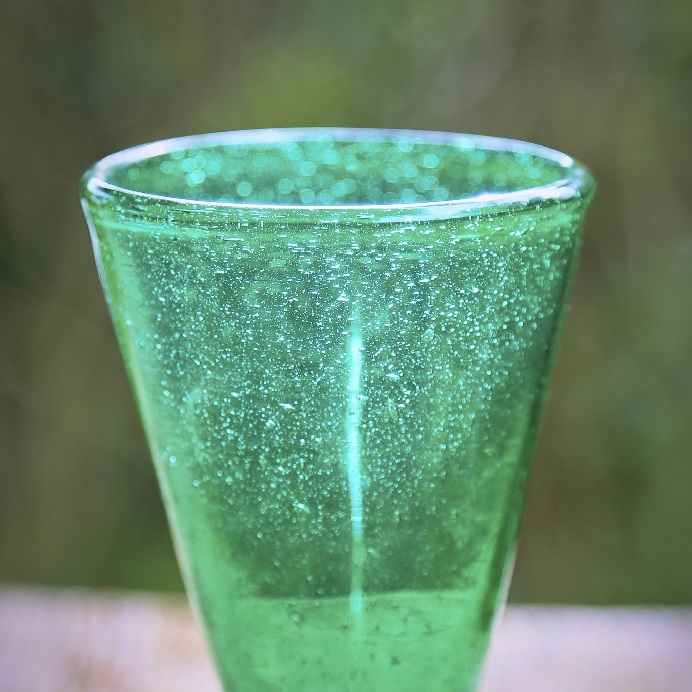 Verre à pied Jafar vert Egypte. VerJa3. La Route des Rois. Lifestyle. Verres Soufflés Egypte
