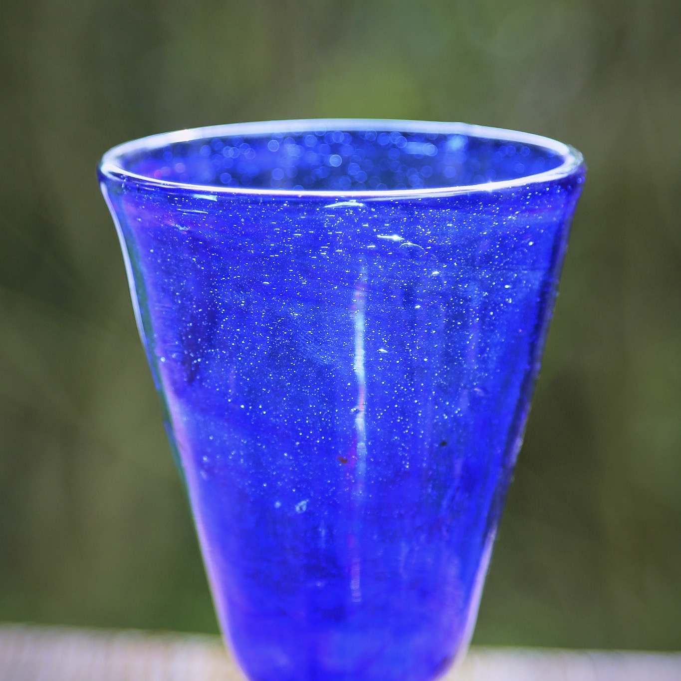 Verre à pied Jafar bleu Egypte. VerJa5. La Route des Rois. Lifestyle. Verres Soufflés Egypte