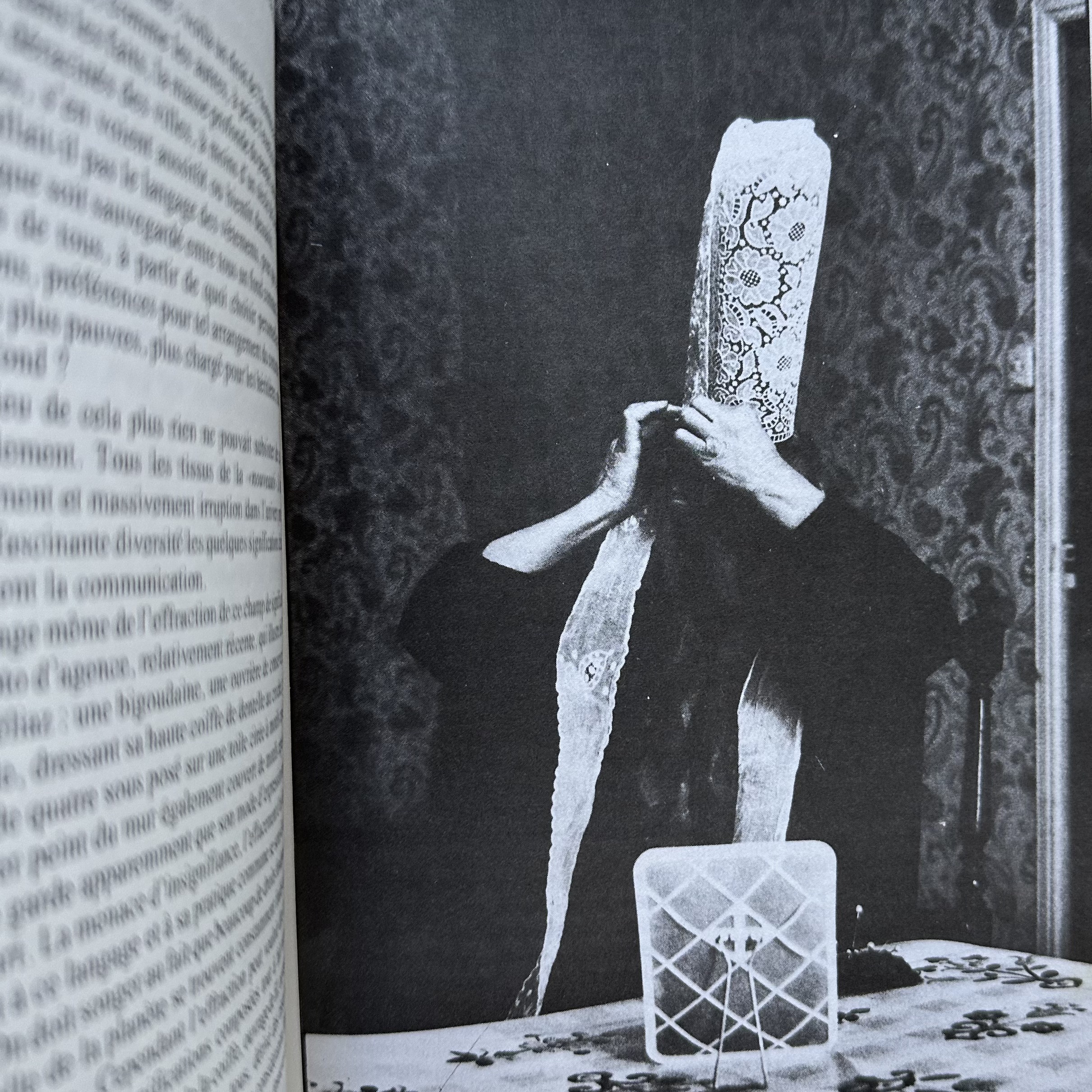 HUGUES Patrice : Le langage du Tissu. La Route des Rois. Librairie. Art. Artisanat