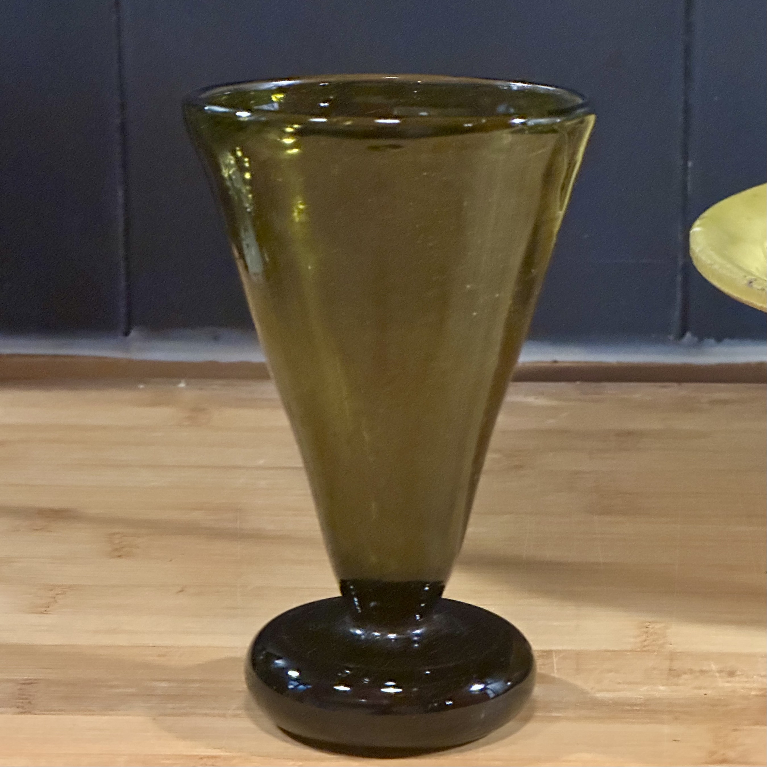 Verre / Coupe Noor kaki. VerNo1. La Route des Rois. Lifestyle. Verre soufflé Egypte