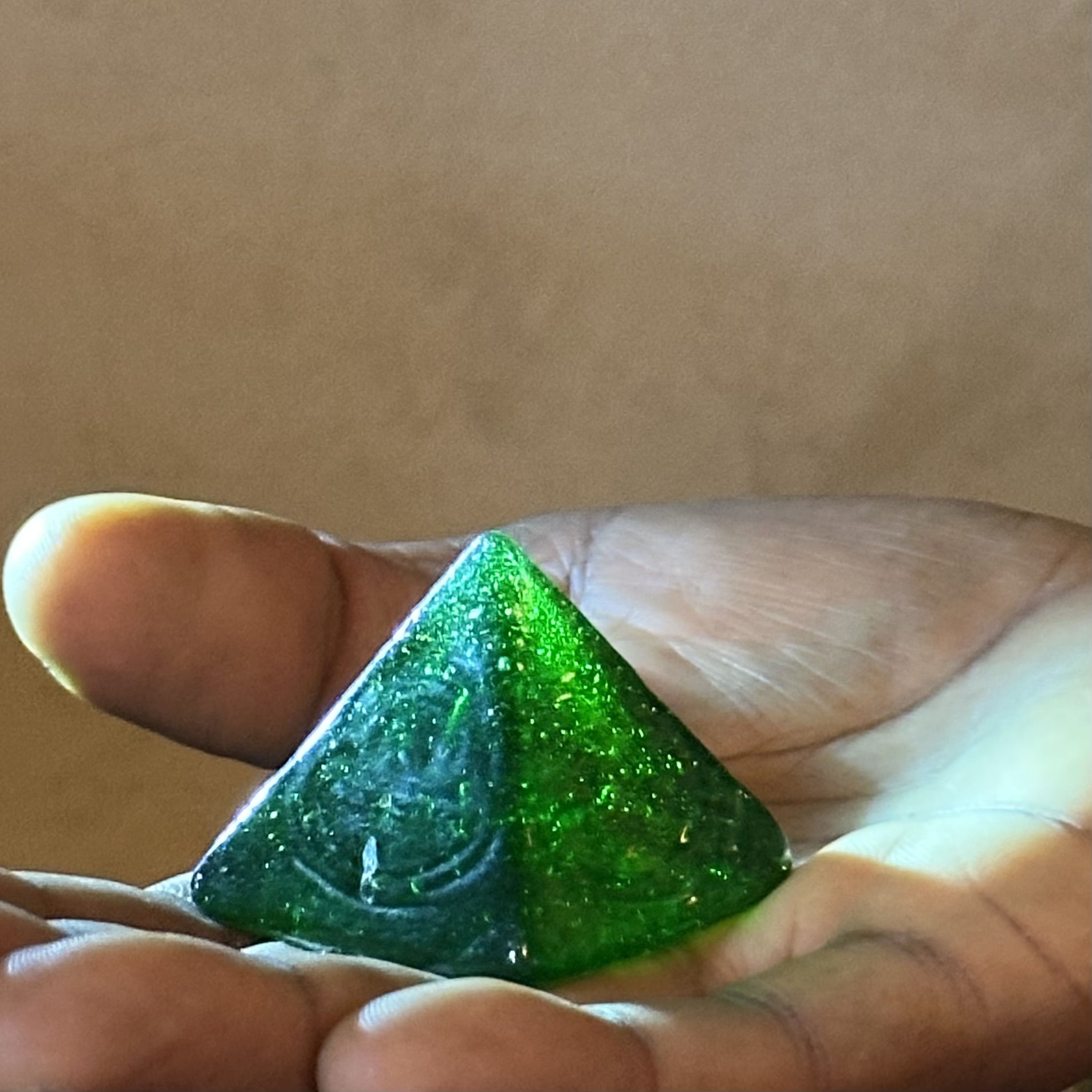 Pyramide en pâte de verre verte. VerPyGo1. La Route des Rois. Lifestyle. Pâte de Verre Décorative