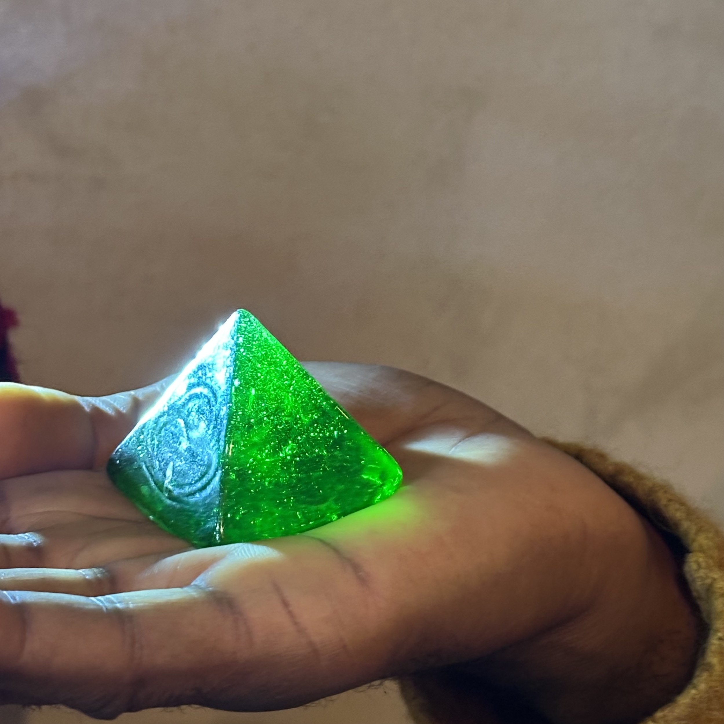 Pyramide en pâte de verre verte. VerPyGo1. La Route des Rois. Lifestyle. Pâte de Verre Décorative