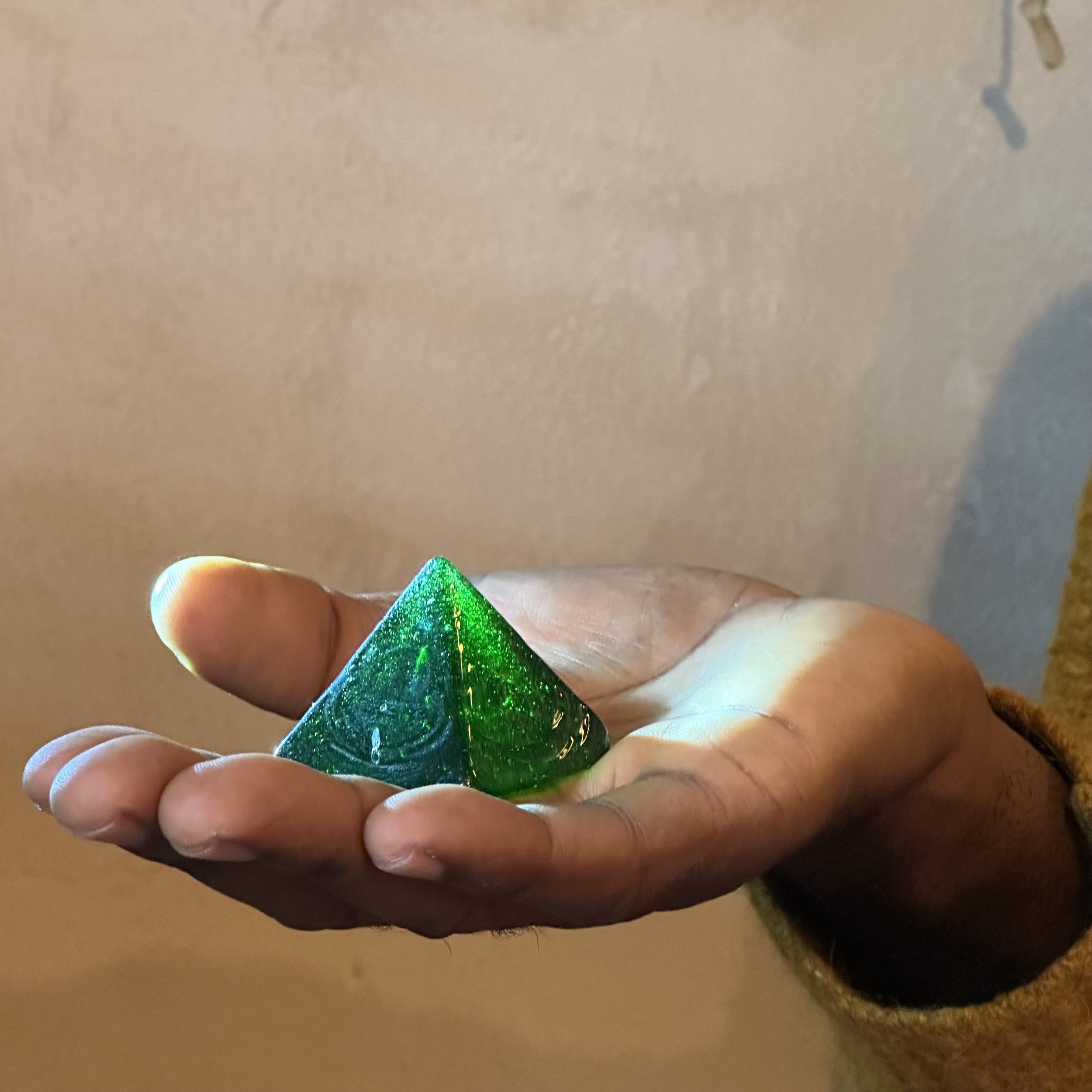 Pyramide en pâte de verre verte. VerPyGo1. La Route des Rois. Lifestyle. Pâte de Verre Décorative