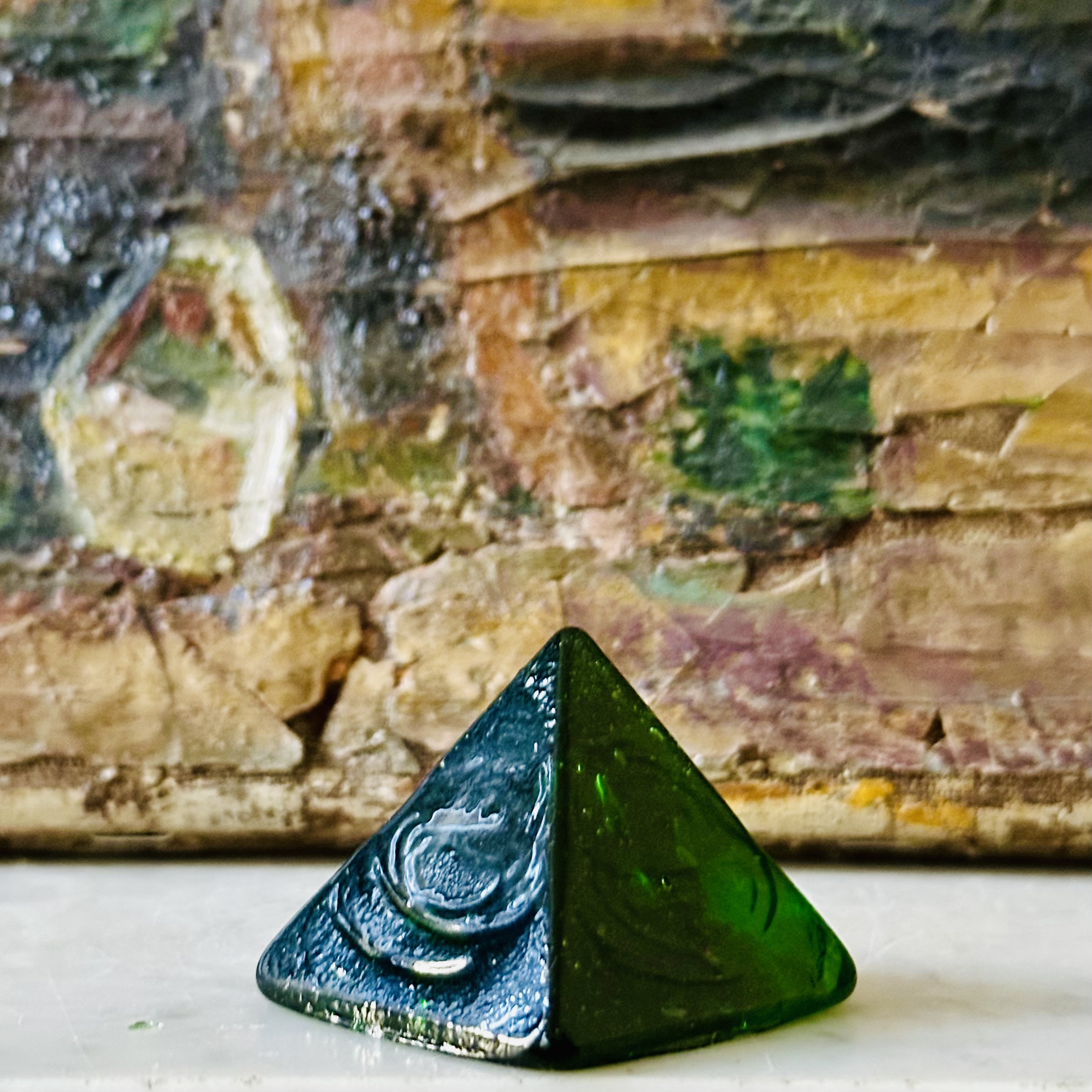Pyramide en pâte de verre verte. VerPyGo1. La Route des Rois. Lifestyle. Pâte de Verre Décorative