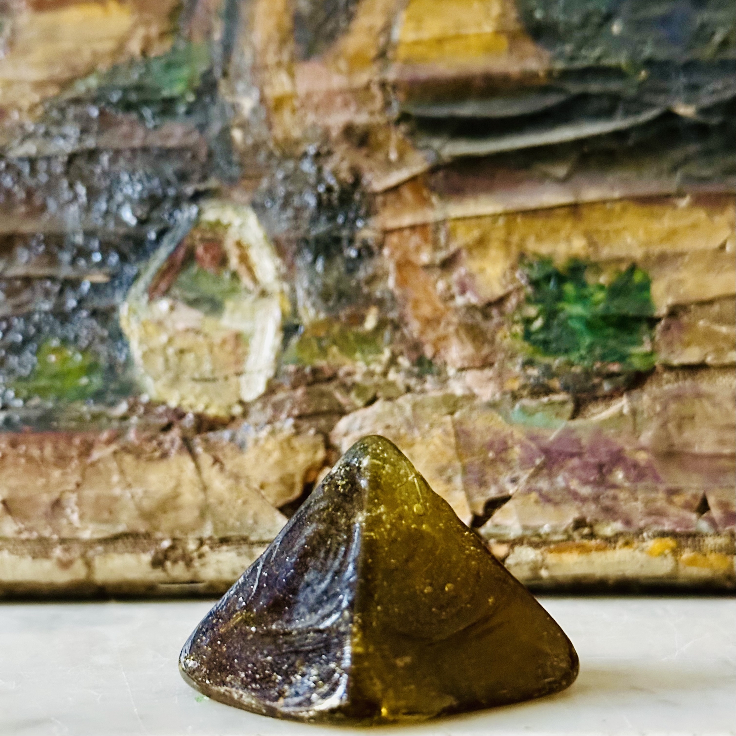 Pyramide en pâte de verre ambre. VerPyGo3. La Route des Rois. Lifestyle. Pâte de Verre Décorative