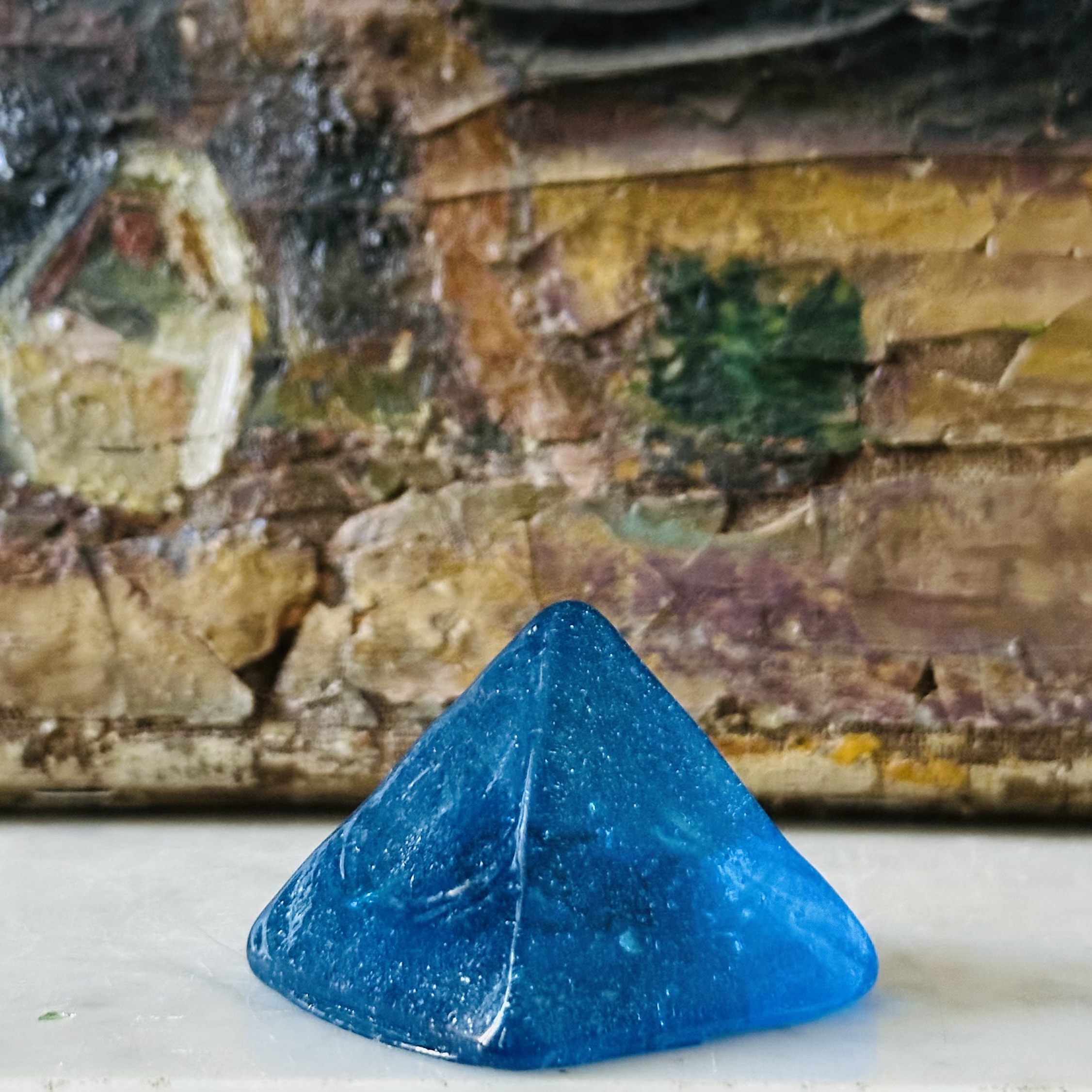Pyramide en pâte de verre turquoise. VerPyGo4. La Route des Rois. Lifestyle. Pâte de Verre Décorative