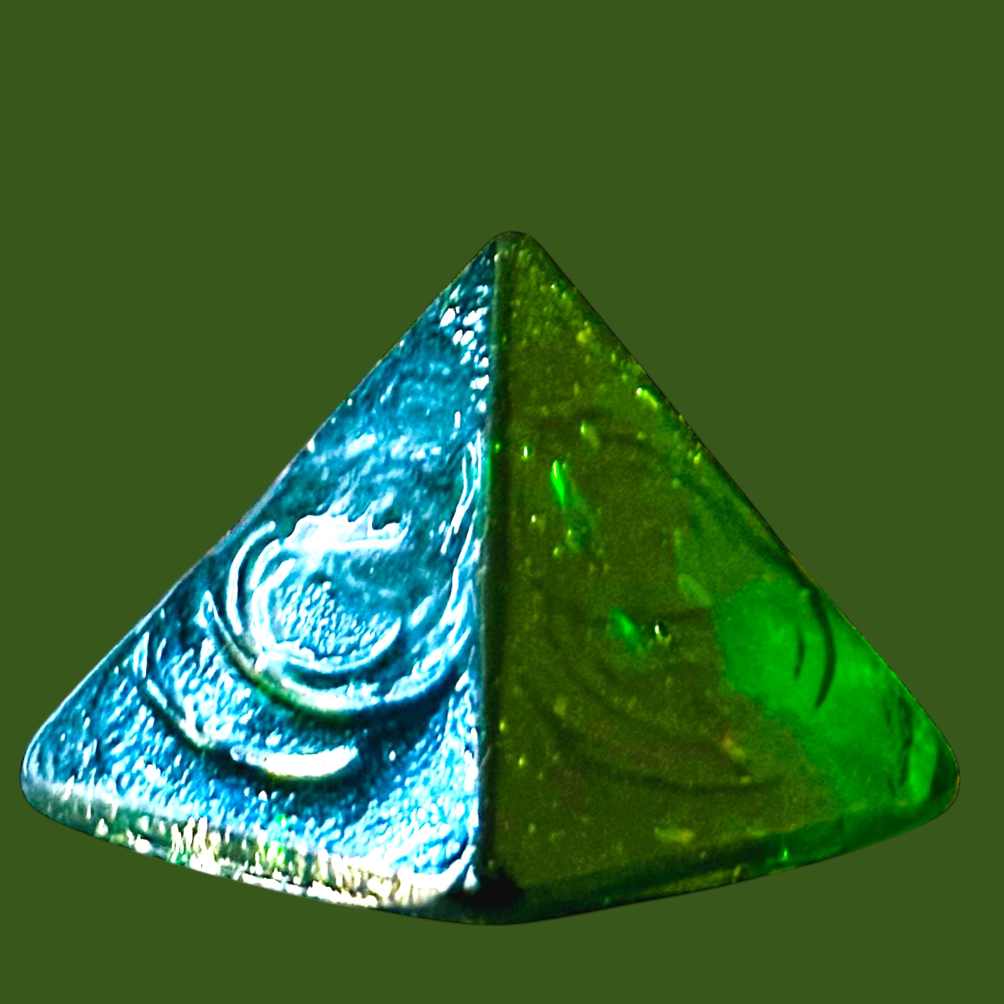 Pyramide en pâte de verre verte (4x4cm)